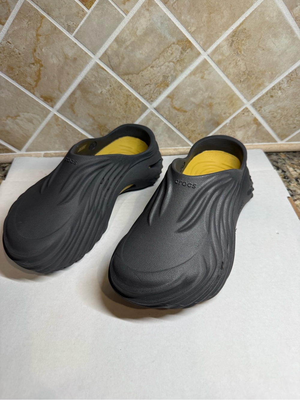 Crocs Mellow Recovery Clog M5 W7 Charcoal Gray Yellow Unisex Slip On EUC